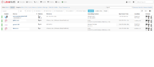 Página Devices do LibreNMS em vista detalhada com quatro dispositivos de rede activos (Ubiquiti UniFi, Debian, Netgear ProSafe) e colunas de plataforma, sistema operativo, uptime e localização